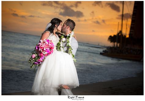 Beautiful Wedding in MOANA SURFRIDER HOTEL HI by RIGHT FRAME PHOTOGRAPHY