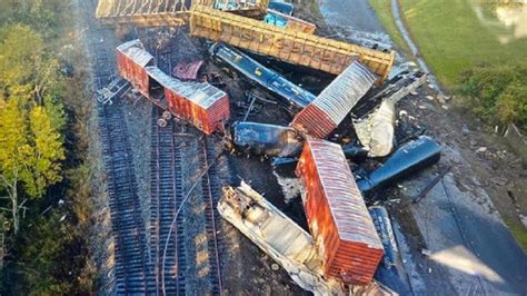 Chemical-carrying freight train derails in Texas causing pile-up ...