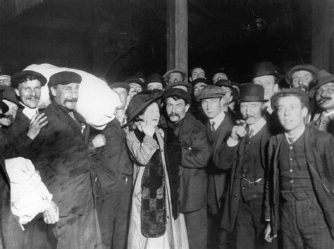 Titanic Survivors: 22 Shocking and Haunting Photos of What Happened ...