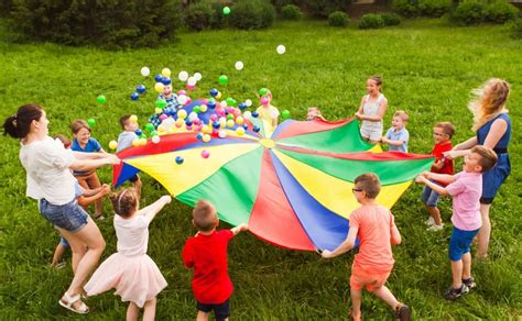 11 Fun Parachute Games for Kindergarteners to Play in Your Backyard ...