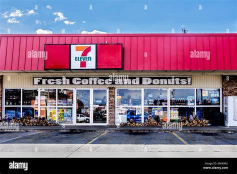 Convenience store exterior hi-res stock photography and images - Alamy