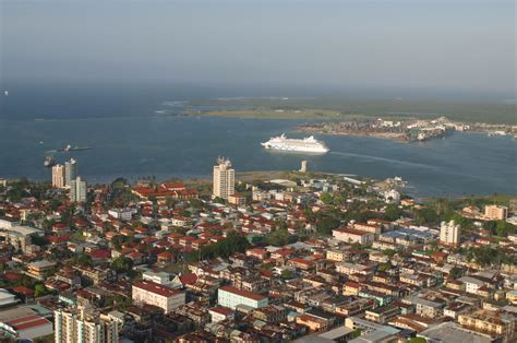 Colon, Panama.Ciudad desde lejitos Seattle Skyline, Paris Skyline ...