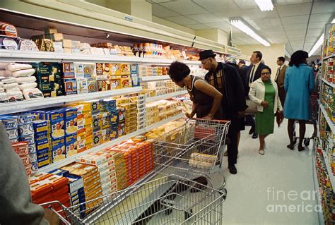 People Shopping In New Supermarket Photograph by Bettmann - Fine Art ...