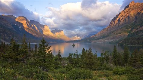 Wild Goose Island on Saint Mary Lake at sunrise, Glacier National Park ...