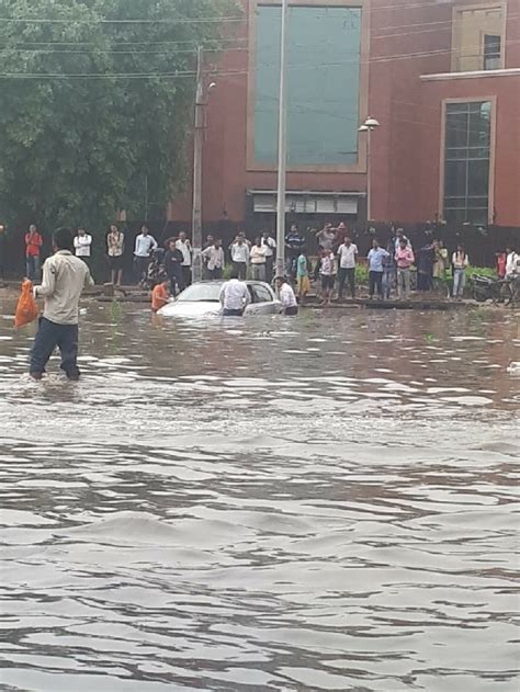 Gurgaon weather: Heavy rain lashes Gurugram, waterlogging leads to ...