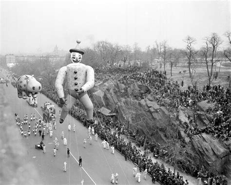 30 Vintage Photographs of the Macy’s Thanksgiving Day Parade Balloons ...