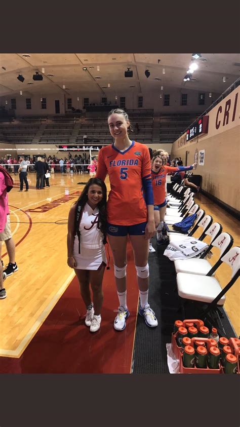 If you're wondering what a two foot difference looks like : r/tall