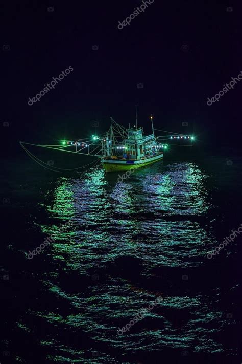 Fishing boat at night Stock Photo by ©Orange_Cust 127034730