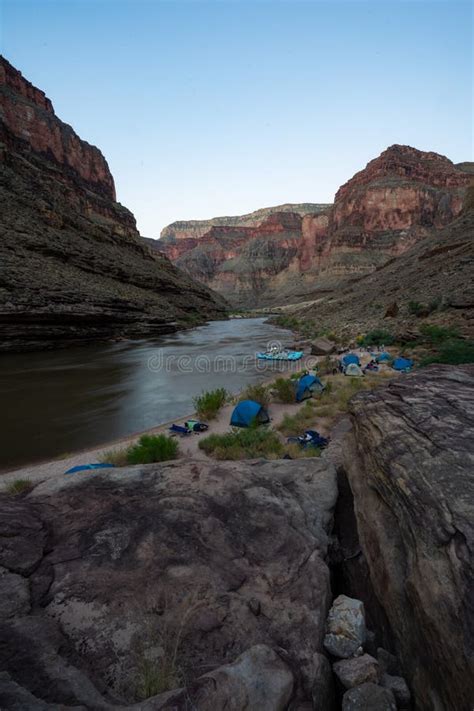 Acampamento Ao Longo Do Rio Colorado No Grand Canyon Imagem de Stock ...