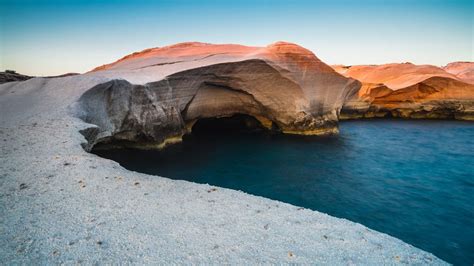 Sarakiniko beach with typical rock formations at sunset, Milos ...