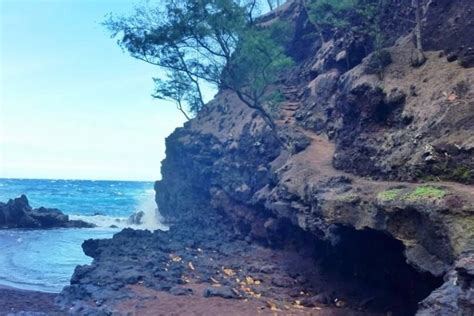 Red sand beach of Maui is Kaihalulu Beach 🌴 Danger?! Is it a dangerous ...