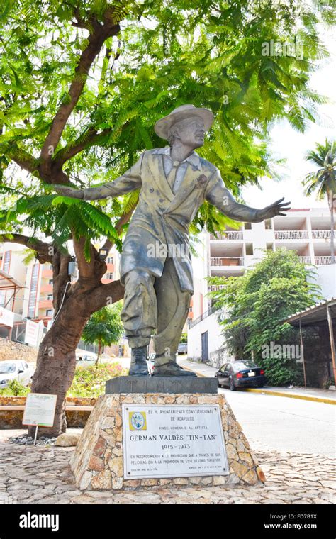 Germán Valdés "Tin Tan" statue in Acapulco, Mexico Stock Photo - Alamy