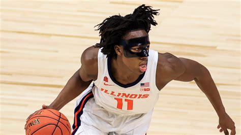 Why Illinois star Ayo Dosunmu is wearing a mask in NCAA Tournament