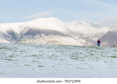 48 Ramblers On Mountains Snow Winter Uk Images, Stock Photos, 3D ...