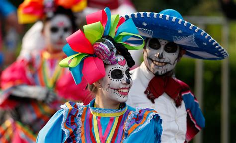 Day of the Dead parade honors Mexican quake victims, rescuers | KGBT