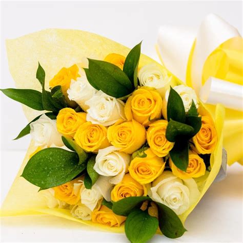 Yellow and white roses arrangement ورد اصفر وأبيض توصيل Doha Qatar