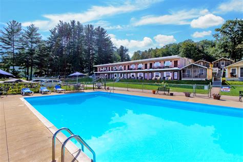 King Size Pool - Half Moon Motel & Cottages - Weirs Beach - Laconia New ...