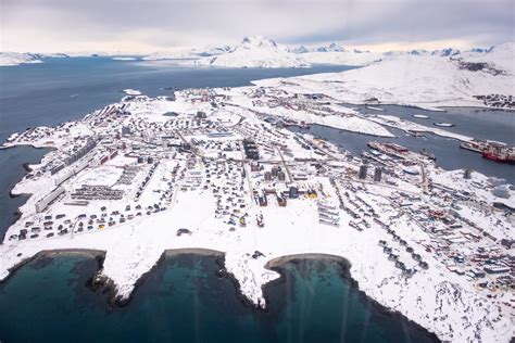 Helicopter Summit Flight | Nuuk | Guide to Greenland