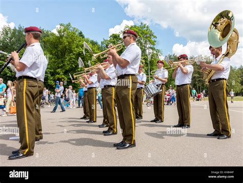 Bande Marchant Musique Uniforme Militaire Banque d'image et photos - Alamy