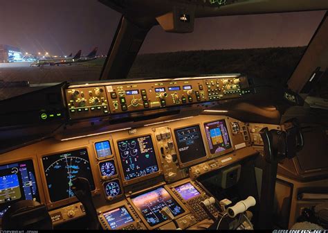 Boeing 777 Cockpit Night / Boeing 777-28E/ER - Asiana Airlines ...