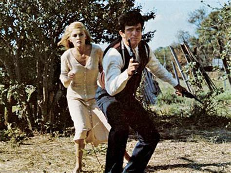 Bonnie and Clyde movie review (1967) | Roger Ebert