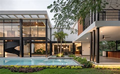 Descubrir 59+ imagen casas blancas con negro exterior - Abzlocal.mx