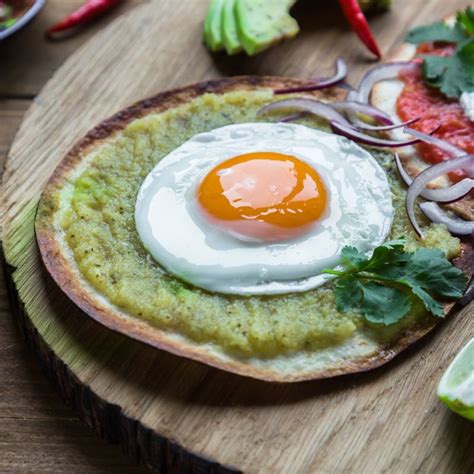 Huevos rancheros con salsa verde | Centro y Sur América