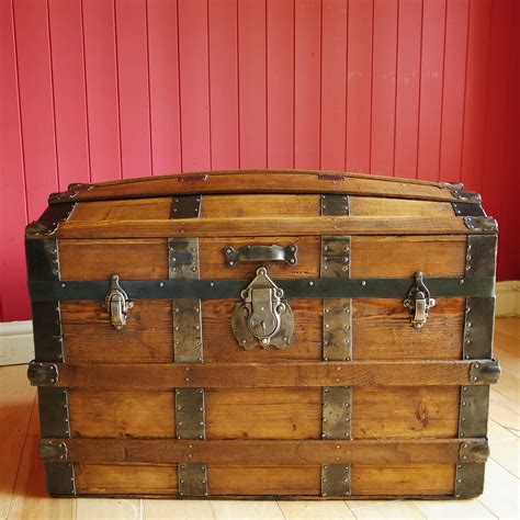 ANTIQUE VICTORIAN TRUNK Dome Top Steamer Trunk Vintage Storage Chest ...