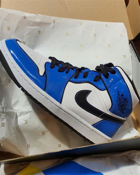 Air Jordan 1 Mid SE Signal Blue, Men's Fashion, Footwear, Sneakers on ...