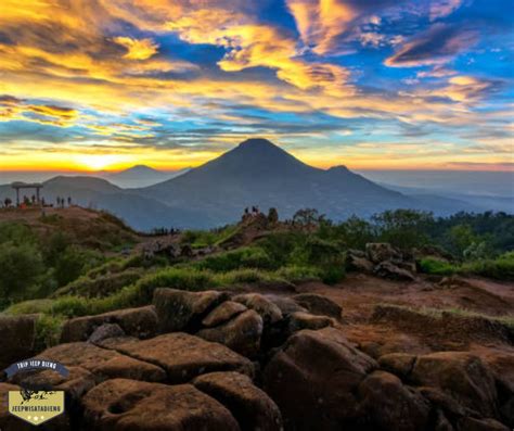 Menikmati Sunrise Golden di Perbukitan Sikunir Dieng Wonosobo - Jeep ...