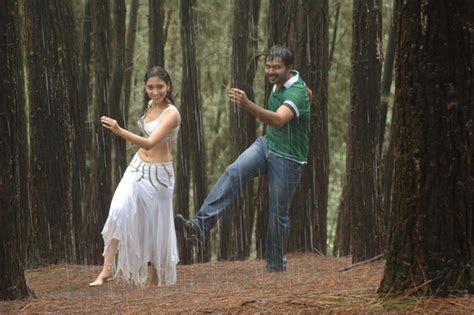 TAMIL VIDEO SONGS: Paiya Stills