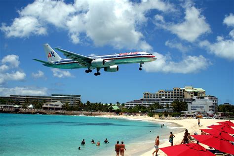 File:American 757 on final approach at St Maarten Airport.jpg