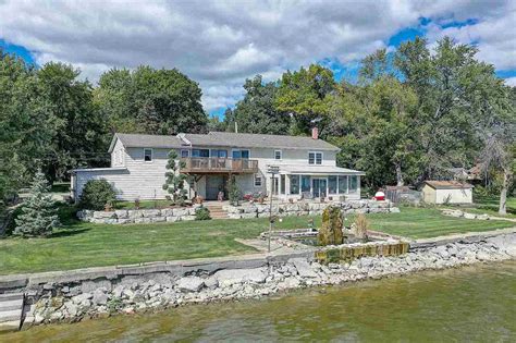 Browse waterfront homes currently on the market in Wisconsin matching ...