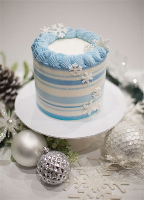 Christmas Snowflake Cake Design/ 6" Cake | Penelope's Perfections Bakery