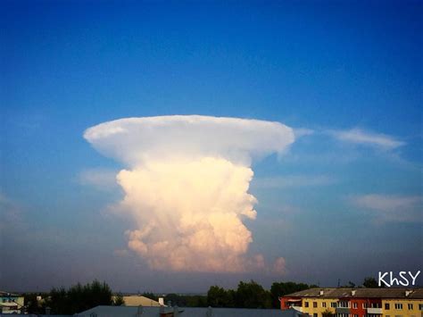 Russians fear nuclear doomsday as giant mushroom cloud appears over ...