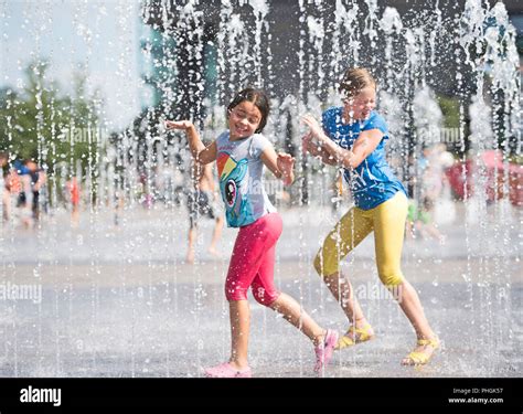 Children play in a water fountain in Granary Square, London Stock Photo ...