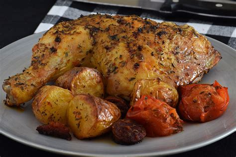 Pollo al horno con patatas y chorizo. Receta de cocina fácil, sencilla ...