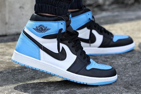 AIR JORDAN 1 RETRO HIGH OG "UNC TOE" เส้นทางในอดีตสู่ดีไซน์ที่ไม่เคยจางหาย