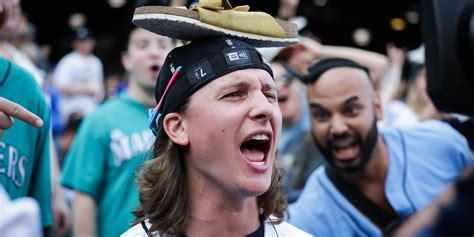 Mariners fan creates Rally Shoe moment