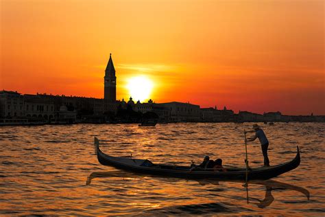 Venice night gondola ride