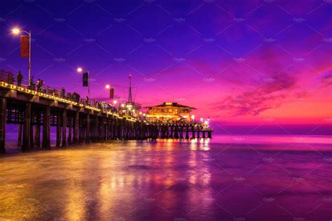 Sunset with many tourists at Santa Monica Pier in Los Angeles ...