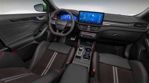 Ford Focus restyling: interni, motori ibridi, tecnologia, prezzi