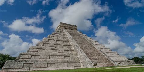 Kukulkan Temple: the biggest pyramid Chichen Itza mayan ruins