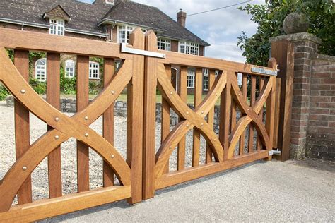 Made to measure wooden gates