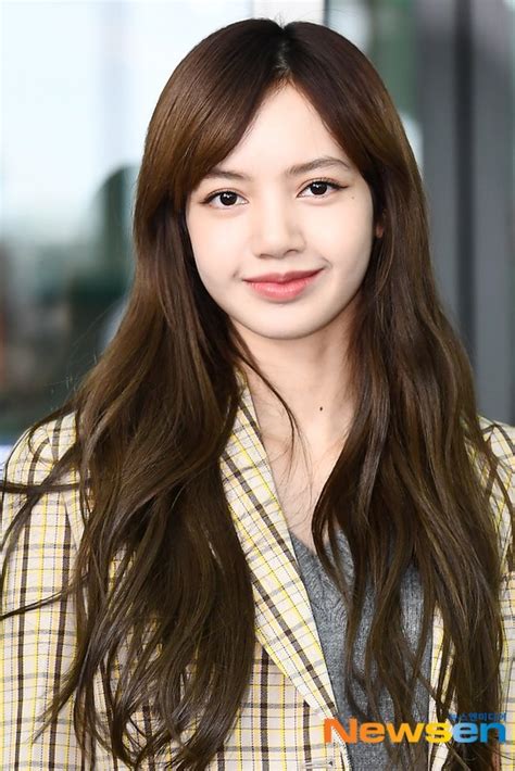 BLACKPINK's Lisa Finally Reveals Her Forehead With A No-Bangs Look ...