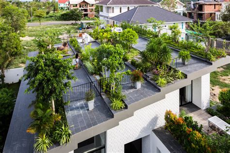 Lush green rooftop terrace invites homeowners outdoors in the foothills ...