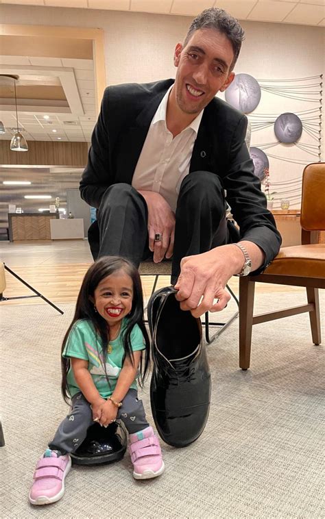 World's tallest man and smallest woman reunite