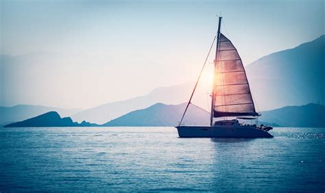 5 Tips For Buying and Living on a Sailboat - Atomic Tuna Yachts