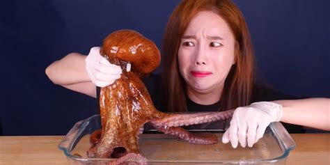 YouTuber Ssoyoung receives backlash for eating live animals - Living Vegan