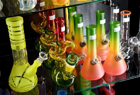 World's Biggest Bong: Glass Artists Blowing Pieces on 4/20 for Weed ...